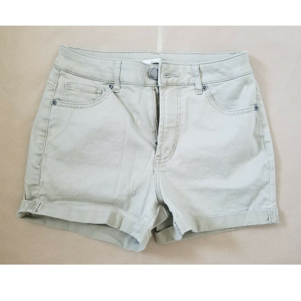Women's Maurices Light Khaki Shorts - Size 3/4